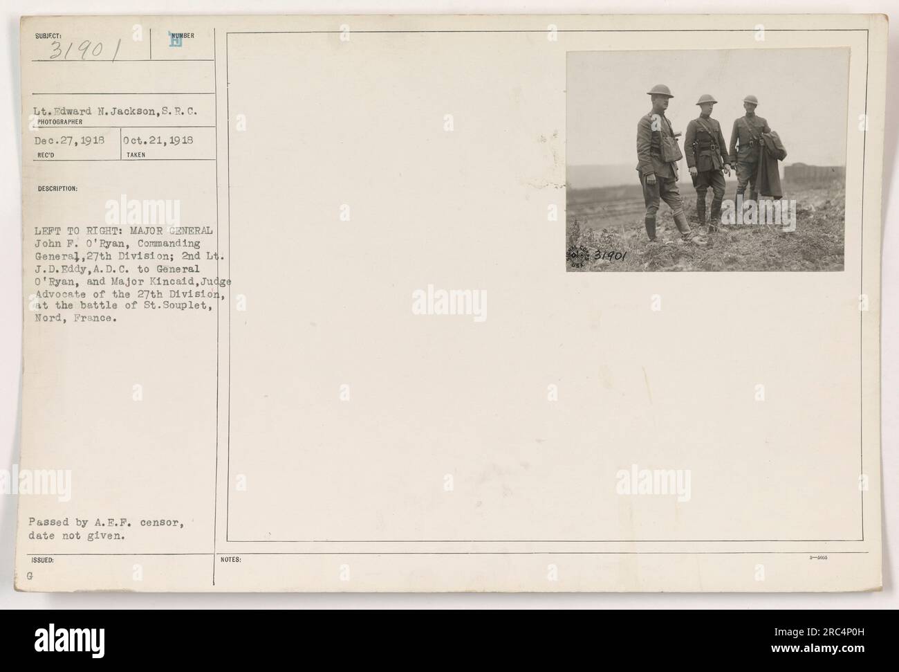 L'image représente le lieutenant Edward N. Jackson, S.R.C. photographe, prise le 27 décembre 1918 et le 21 octobre 1918, pendant la première Guerre mondiale. Sur la photo, de gauche à droite, se trouvent le major général John F. O'Ryan, commandant général de la 27e division ; le 2e lieutenant J.D. Eddy, A. D. C. au général O'Ryan ; et au major Kincaid, juge-avocat de la 27e division. La photo a été prise à la bataille de St. Souplet dans le Nord, France. La photographie a été transmise par le censeur de l'A.E.F. mais aucune date précise n'est donnée. Banque D'Images