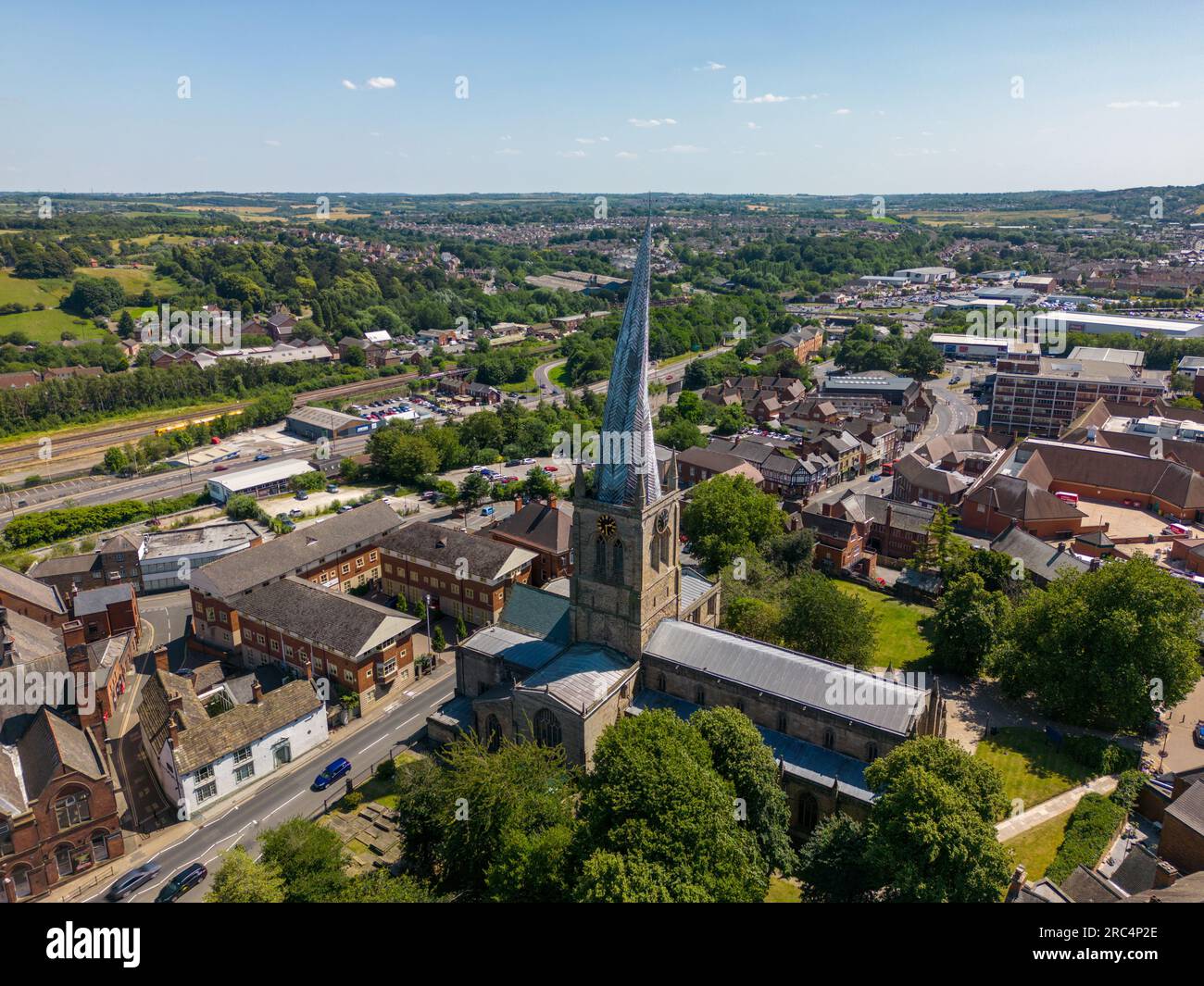 Photo aérienne par drone de la tour de l'église de forme étrange à Chesterfield. Chesterfield est une ville du Derbyshire, en Angleterre Banque D'Images