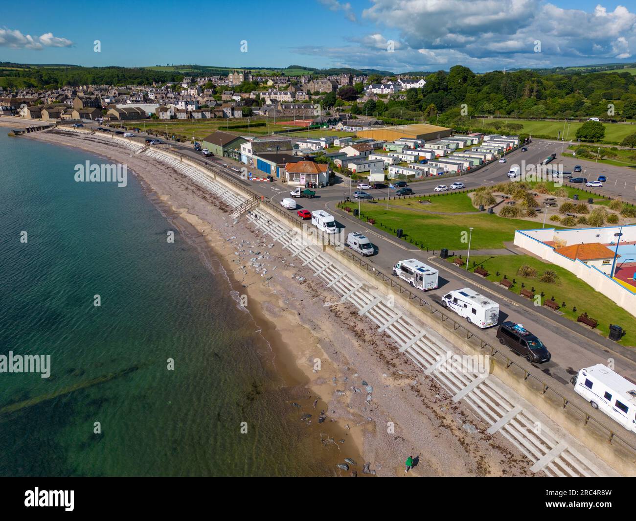 Vidéo drone aérien de campervans garés sur la plage de Stonehaven, en Écosse Banque D'Images