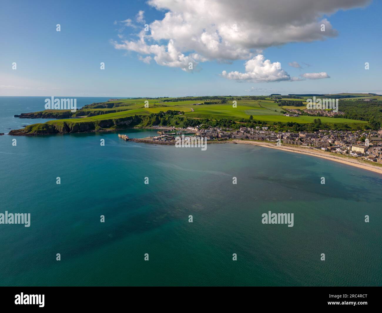 Photo aérienne par drone de la ville côtière nommée Stonehaven dans l'Aberdeenshire, en Écosse. Stonehaven a une plage et un petit port. Banque D'Images