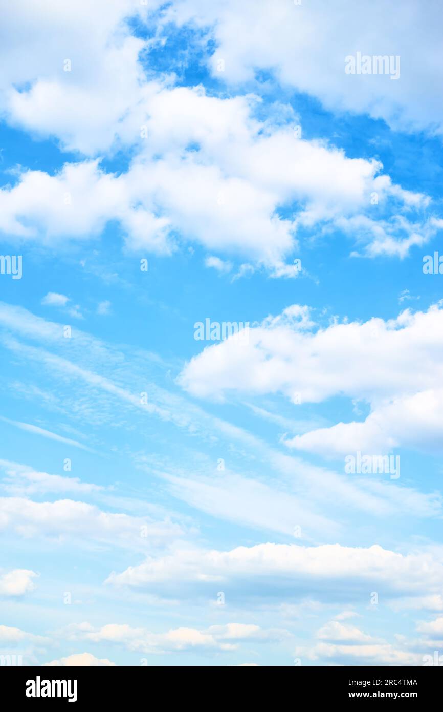 Ciel bleu avec des nuages. Arrière-plan vertical avec espace pour le texte Banque D'Images