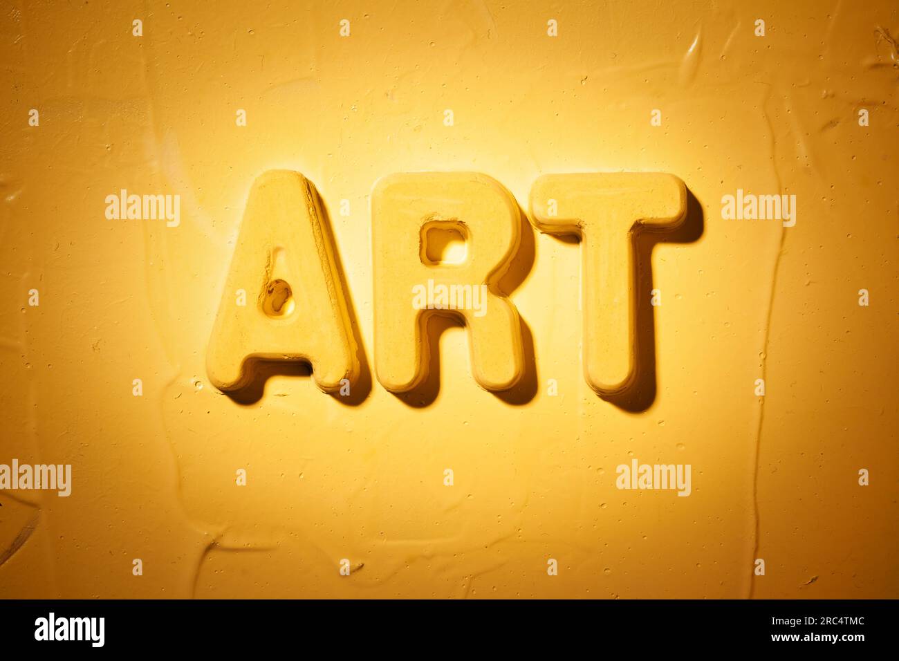 Mot d'art - lettres moulées sur gros plan en stuc Banque D'Images