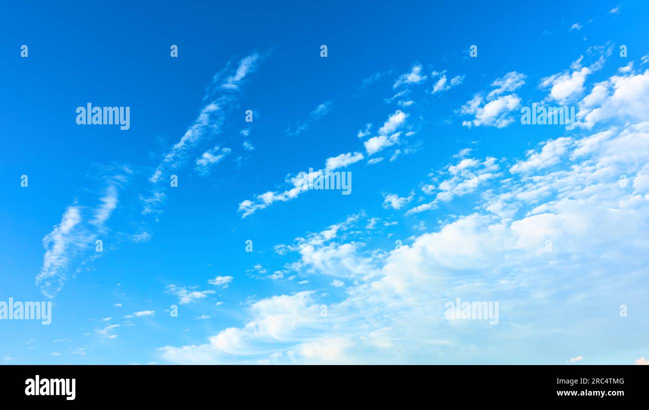 Ciel bleu avec de beaux nuages. Vue panoramique, arrière-plan avec espace de copie Banque D'Images