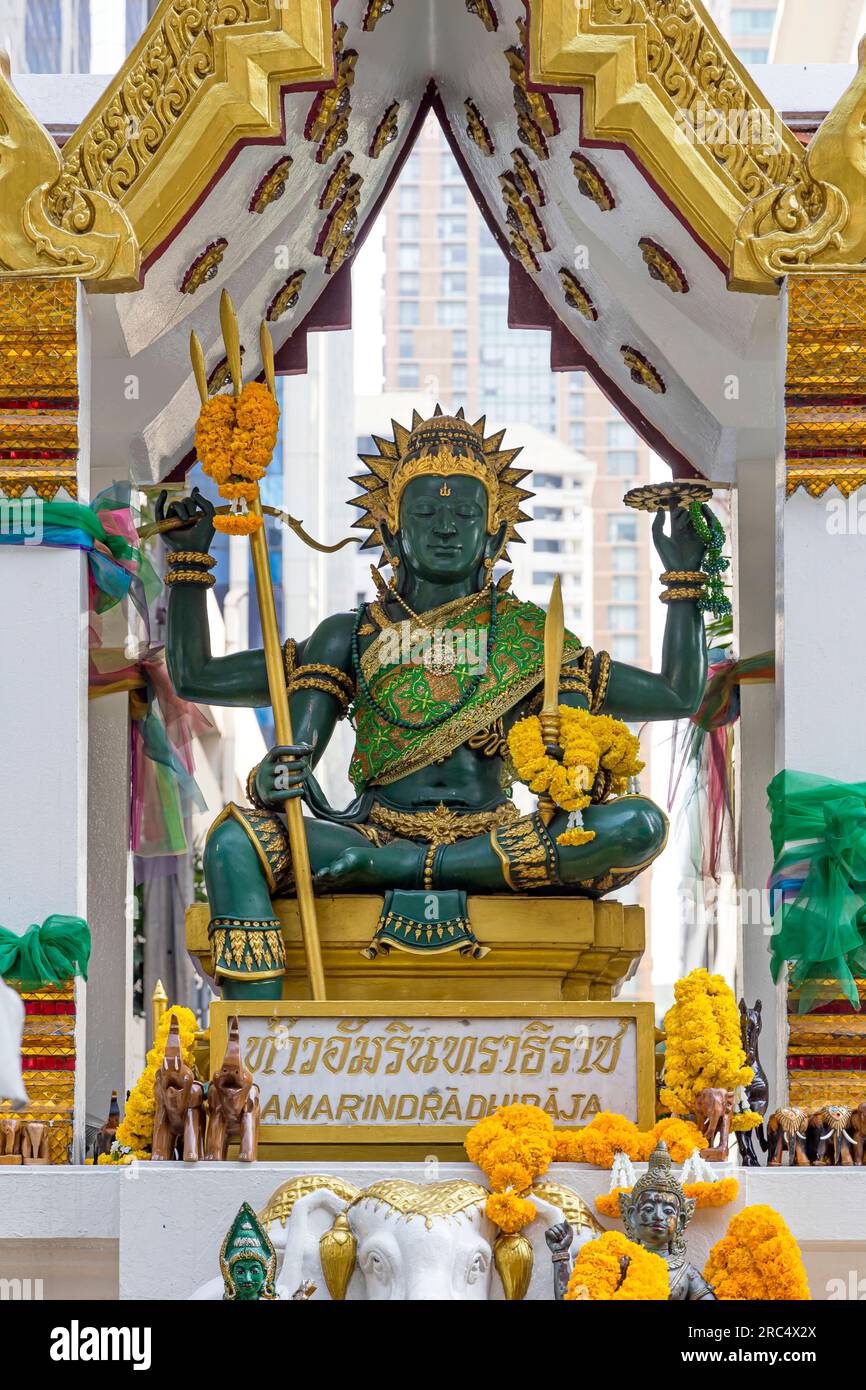 Le sanctuaire Amarin-dradhiraja est un sanctuaire hindou dédié à Indra, le roi des dieux dans la mythologie thaïlandaise. Il est situé en face de Amarin Plaza à Ba Banque D'Images