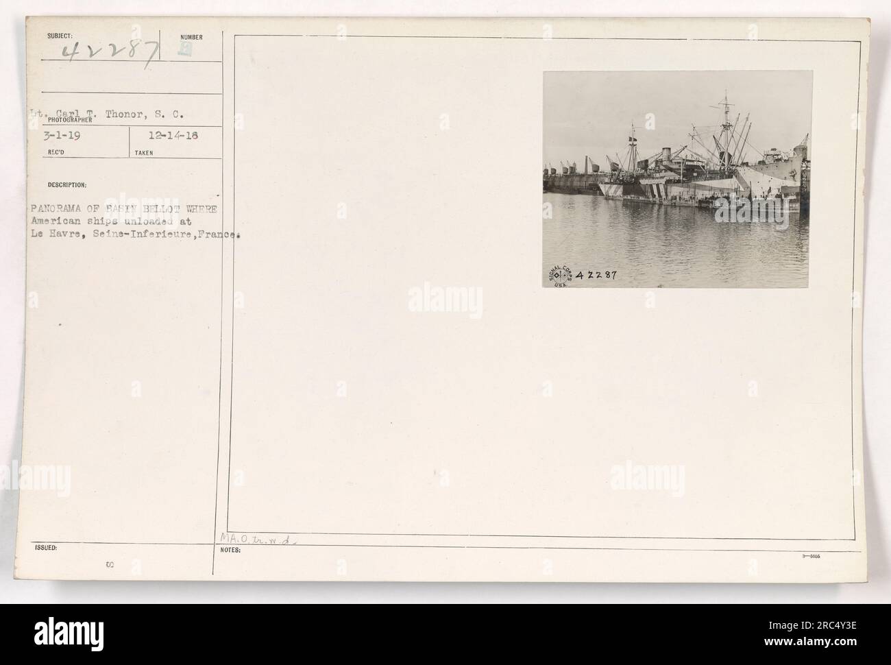 Soldats américains déchargeant des fournitures des navires au Havre, en  France pendant la première Guerre mondiale. En arrière-plan, une vue  panoramique du bassin Bellot peut être vue. La photo a été prise