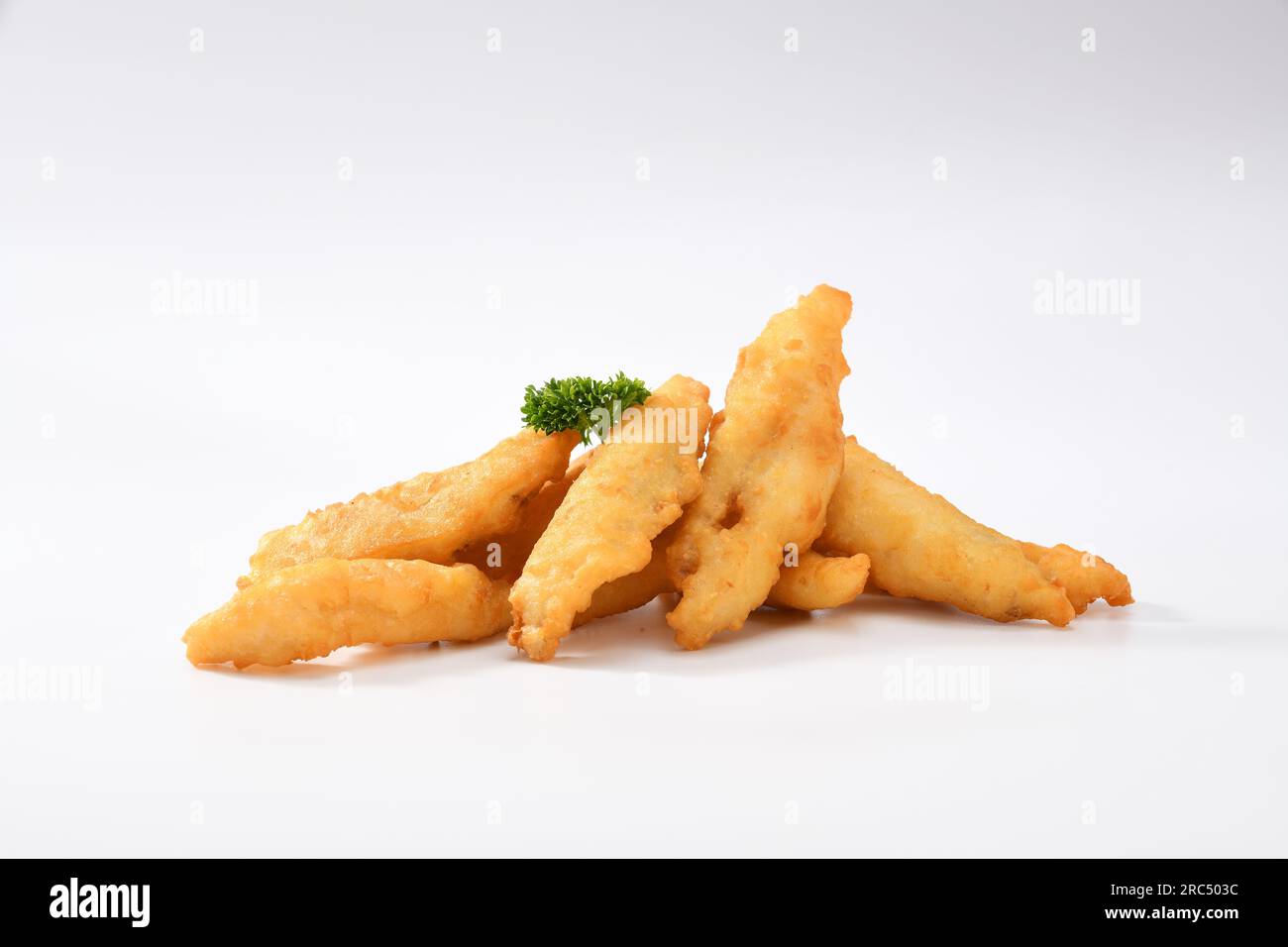 Ventre de porc frit, isolé sur fond blanc. Banque D'Images