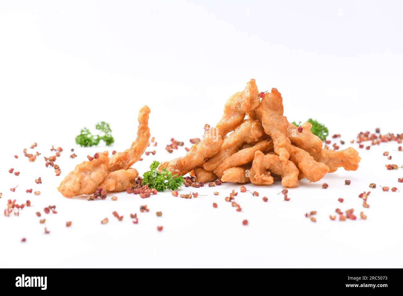 Ventre de porc frit, isolé sur fond blanc. Banque D'Images