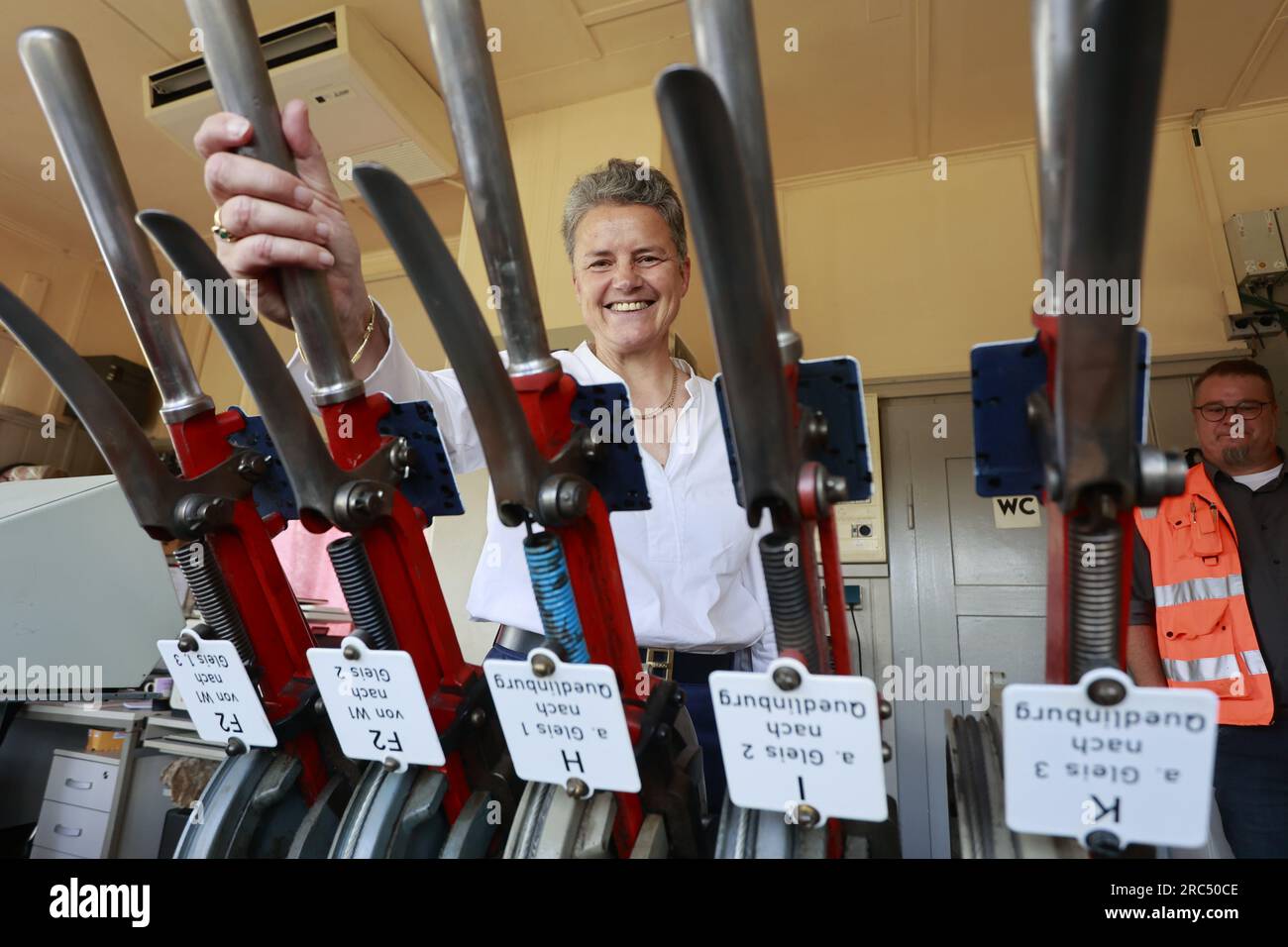 Thale, Allemagne. 12 juillet 2023. La ministre de l'Infrastructure Lydia Hüskens (FDP) a appris le fonctionnement d'un verrouillage mécanique à Thale puis d'un verrouillage électronique à Halberstadt. En outre, il y a eu un aperçu du travail des répartiteurs et des explications de la situation actuelle due à la pénurie de personnel interdépendant en Saxe-Anhalt. Crédit : Matthias Bein/dpa/Alamy Live News Banque D'Images