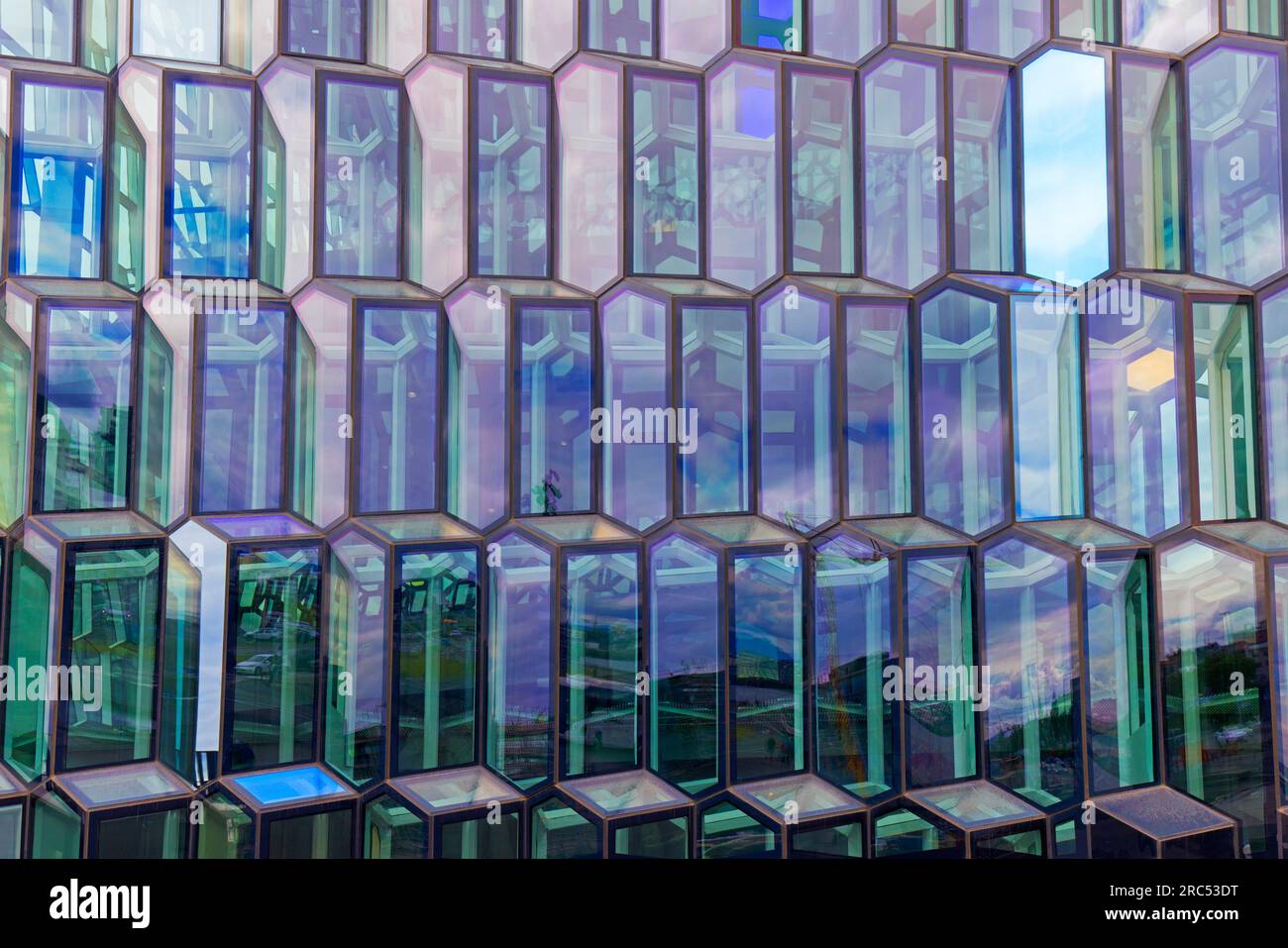 Façade en verre coloré de la salle de concert Harpa et du centre de conférence dans la capitale Reykjavik, Islande Banque D'Images