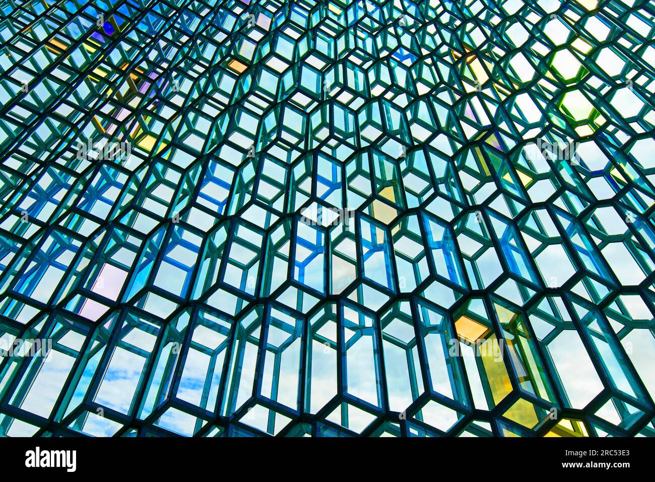 Façade en verre coloré de la salle de concert Harpa et du centre de conférence dans la capitale Reykjavik, Islande Banque D'Images