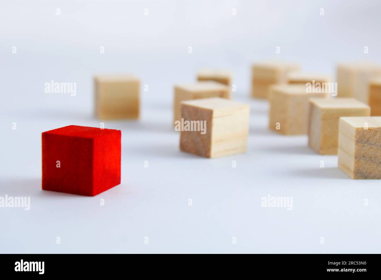 Groupe de cubes en bois où l'un est d'une couleur différente Banque D'Images