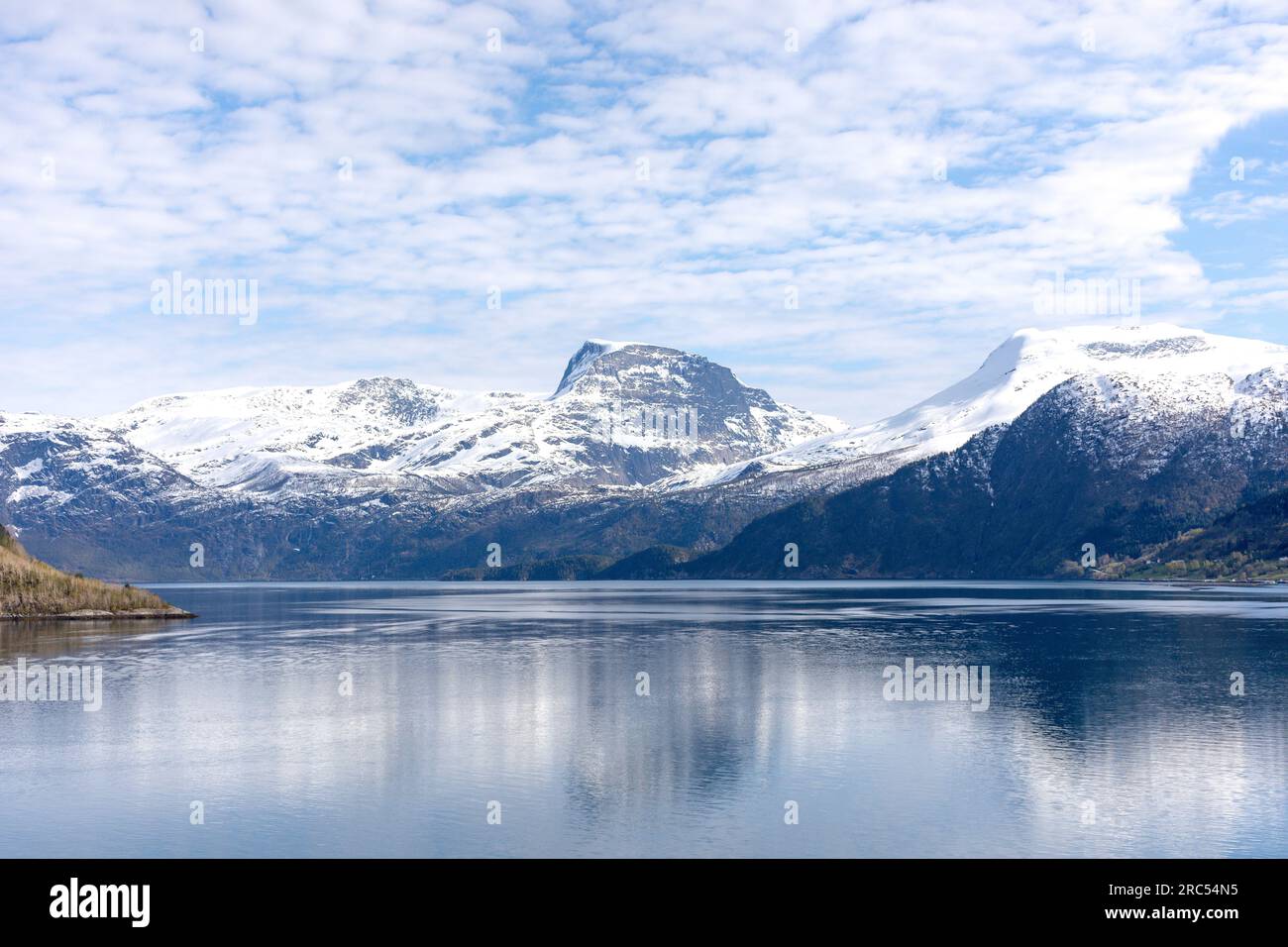 Paysage de montagne dans Romsdalsfjord de bateau de croisière, Åndalsnes, Møre og Romsdal, Norvège Banque D'Images