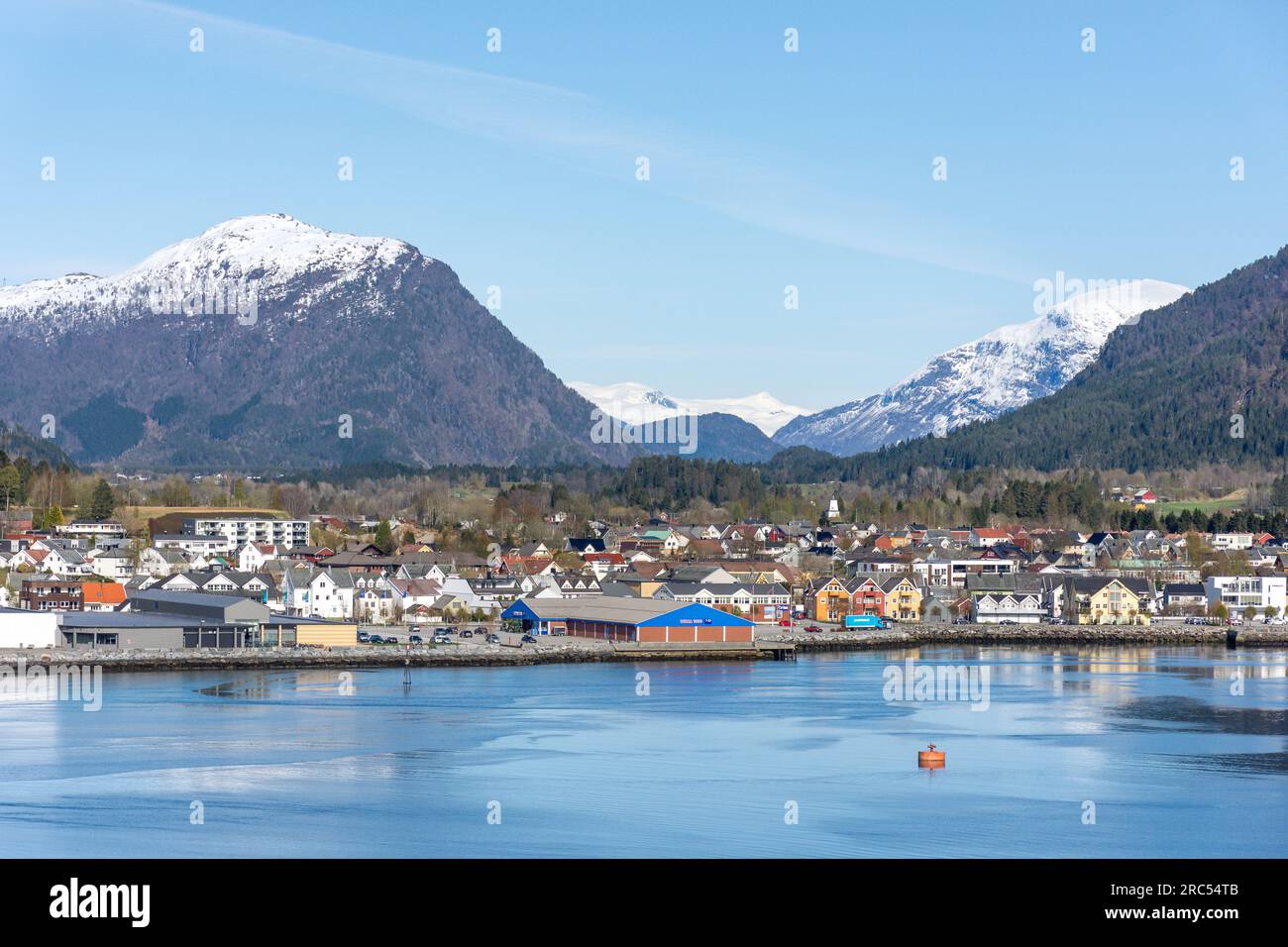 Vue sur la ville depuis le bateau de croisière. Åndalsnes, Isfjorden, Møre og Romsdal, Norvège Banque D'Images