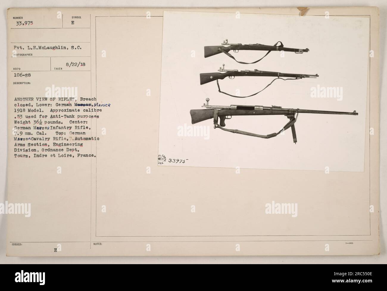 Lieutenant L.H.McLaughlin photographiant des fusils utilisés à des fins antichars pendant la première Guerre mondiale. Le fusil inférieur est un Messer allemand, modèle MAUSER 1918 avec un poids de 36 livres et un calibre approximatif de .53. Le fusil central est un fusil d'infanterie allemand Mauser avec un calibre de 7,9 mm, et le fusil supérieur est un fusil de cavalerie allemand Mauser avec un calibre de 7 mm. Cette photo a été prise à la Section des armes automatiques, Division du génie, Département de l'ordonnance à Tours, Indre et Loire, France. Banque D'Images