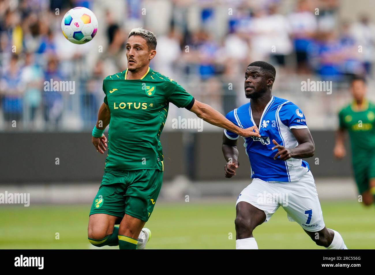 Darmstadt, Allemagne. 12 juillet 2023. Football : matchs d'essai, SV Darmstadt 98 - Norwich City. Dimitrios Giannoulis de Norwich (l) et Braydon Manu de Darmstadt se battent pour le ballon. Crédit : Uwe Anspach/dpa/Alamy Live News Banque D'Images