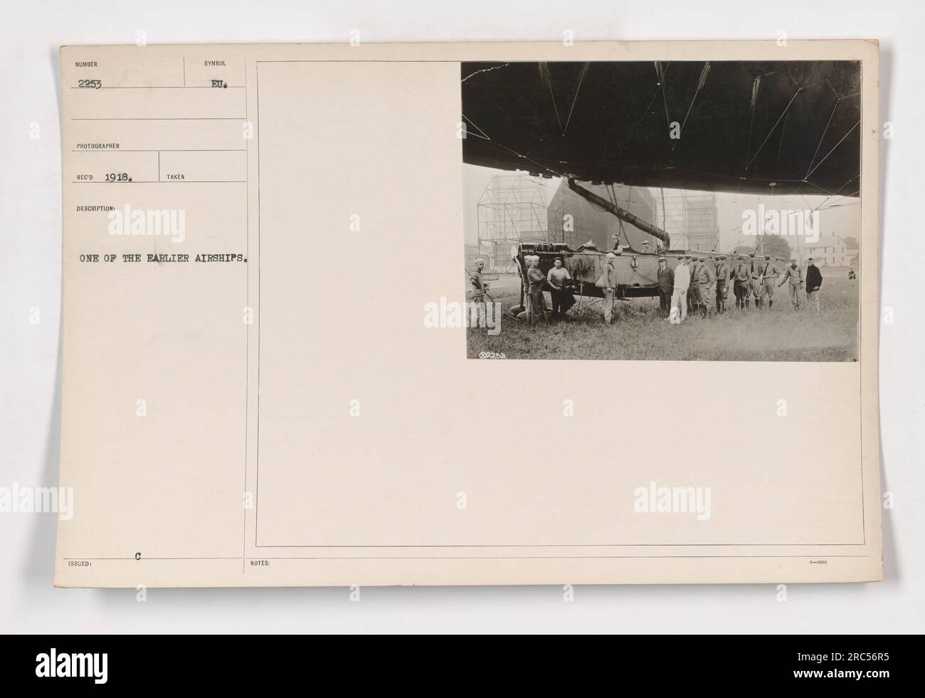 Cette photographie montre le ballon numéro 2253 des États-Unis pendant la première Guerre mondiale. Il a été pris en 1918, et il capture l'un des premiers dirigeables utilisés dans des activités militaires. Le ballon sert de symbole important dans l'effort de guerre. Banque D'Images