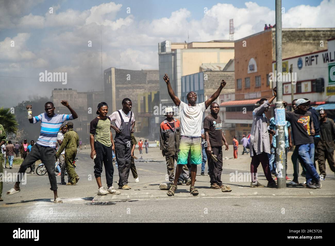 Nakuru, Kenya. 12 juillet 2023. Les manifestants réagissent lors d'une manifestation organisée à l'échelle du pays contre le gouvernement et le coût élevé de la vie par Raila Odinga, leader de l'opposition kényane. (Photo de James Wakibia/SOPA Images/Sipa USA) crédit : SIPA USA/Alamy Live News Banque D'Images