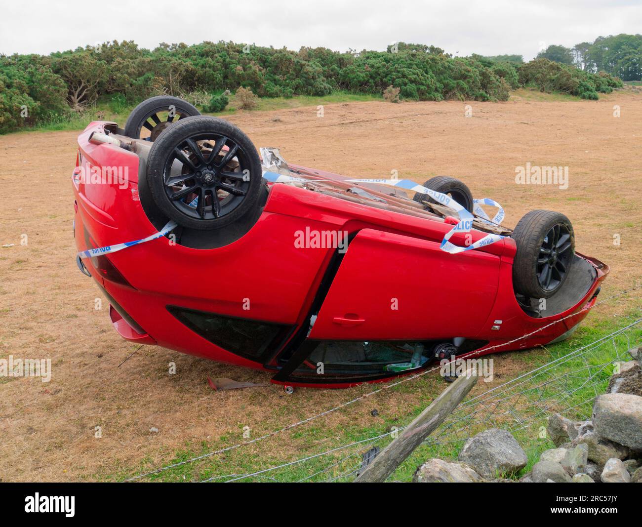Voiture renversée dans le champ, Écosse Banque D'Images