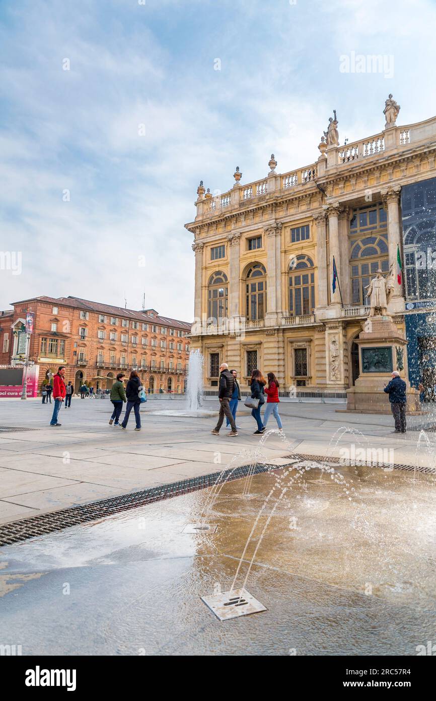 Turin, Italie - 27 mars 2022 : Piazza Castello est une place de la ville de Turin, en Italie. Il est bordé de musées, théâtres et cafés. Banque D'Images