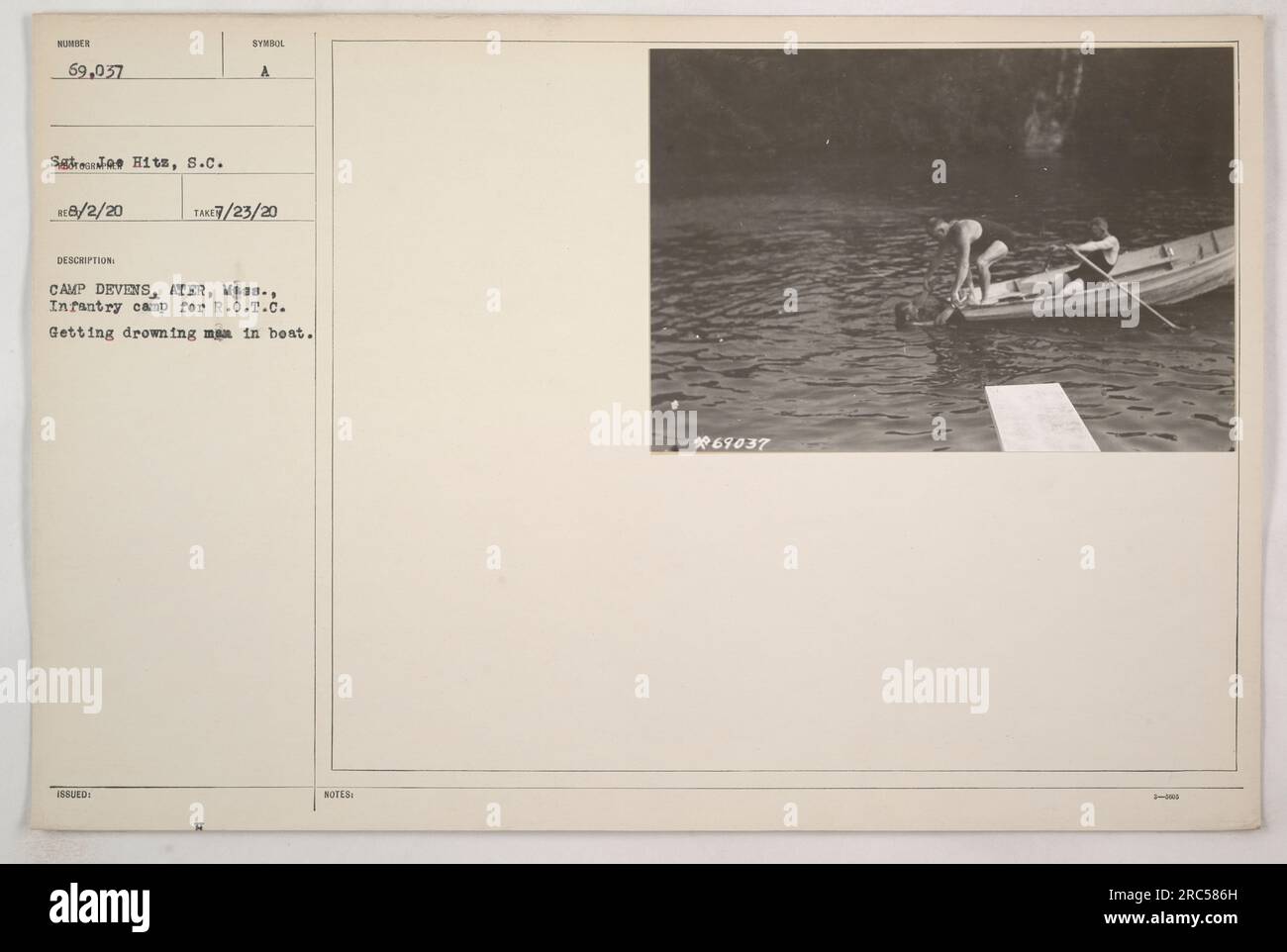 Des soldats au Camp Devens à Ayer, Massachusetts, démontrent une opération de sauvetage pendant la première Guerre mondiale. Sur cette photo, ils peuvent être vus sauvant un homme qui se noie d'un bateau. Les soldats se préparaient pour leurs fonctions dans le camp d'infanterie R.O.T.C. L'image est numérotée 69,057.' Banque D'Images