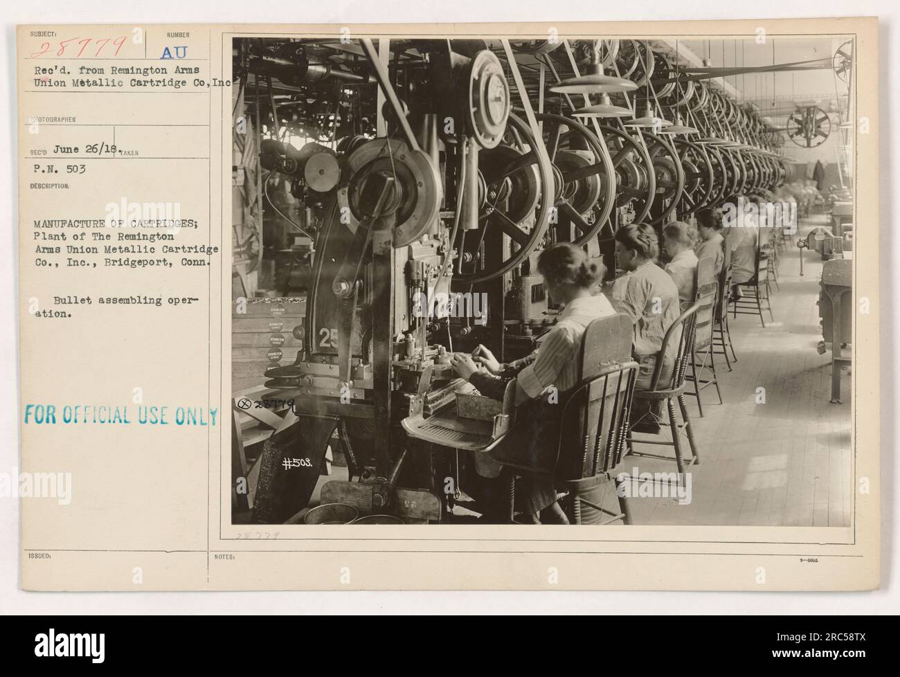 Les travailleurs de la Remington Arms Union Metallic Cartridge Co., Inc. À Bridgeport, Connecticut, se sont engagés dans l'opération d'assemblage des balles pendant la fabrication des cartouches. Cette photo (#503) a été prise par le photographe Aken le 26 juin 1918. L'image a été reçue de Remington Arms Union Metallic Cartridge Co., Inc. Pour usage officiel. Banque D'Images