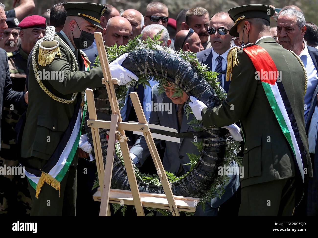 Djénine, Palestine. 12 juillet 2023. Le président palestinien Mahmoud Abbas arrive pour déposer une gerbe près des tombes des Palestiniens tués lors des récents raids militaires israéliens sur le camp de réfugiés palestiniens de Djénine. (Photo de Nasser Ishtayeh/SOPA Images/Sipa USA) crédit : SIPA USA/Alamy Live News Banque D'Images