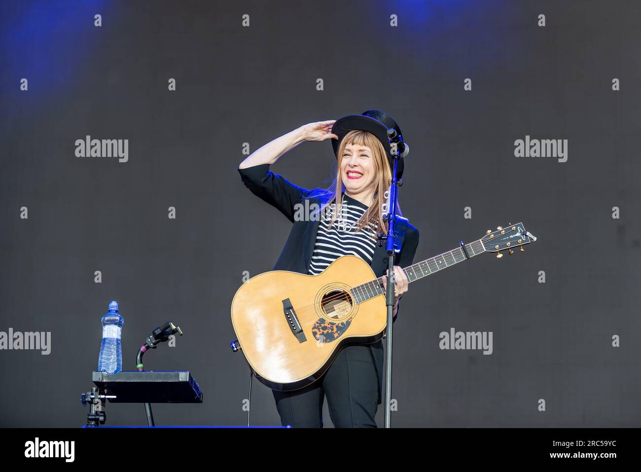 Suzanne Vega, chanteuse et compositrice américaine, se produit en direct sur scène lors du Festival Pohoda 2023 à l’aéroport Trencin. Le festival de Pohoda est le plus grand festival de musique en plein air en Slovaquie. Banque D'Images