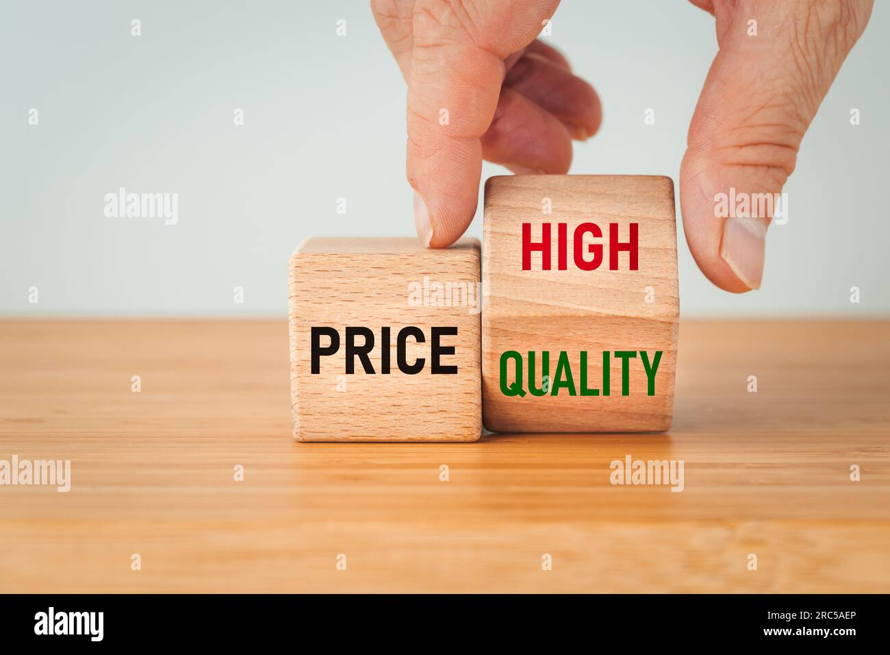 Prix, haute qualité, main déplaçant un pad avec le mot haute qualité à côté du bloc avec le prix de texte, concept financier, qualité, service, custome Banque D'Images