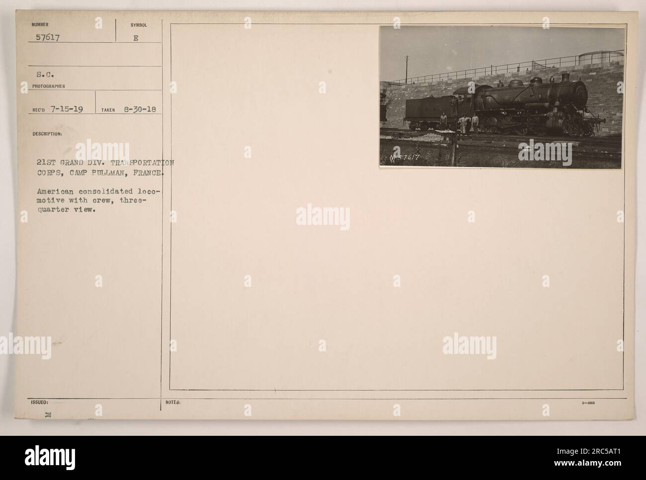Soldats américains et leur équipement au Camp Pullman, France pendant la première Guerre mondiale. L'image montre une locomotive consolidée avec son équipage, avec le numéro 57617 S.C. Photographié le 30 août 1918, à la 21e Grande Division du Transportation corps. Cette photographie a été publiée dans le cadre de la documentation militaire. Banque D'Images