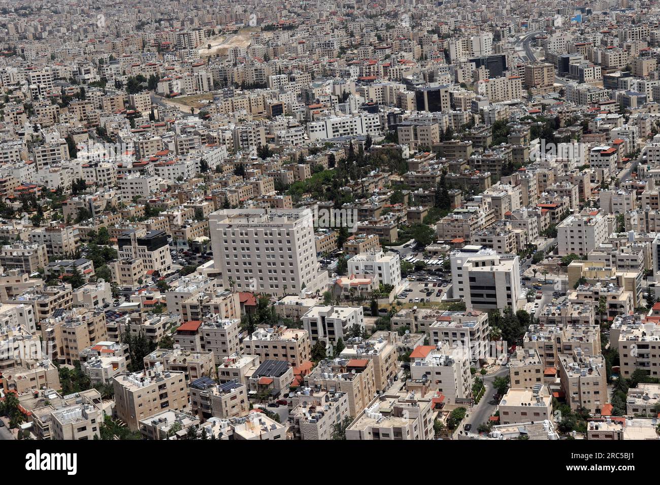 Une ville est densément peuplée (de nombreuses maisons et bâtiments) ville d'Amman. Jordanie, moyen-Orient de l'avion Banque D'Images