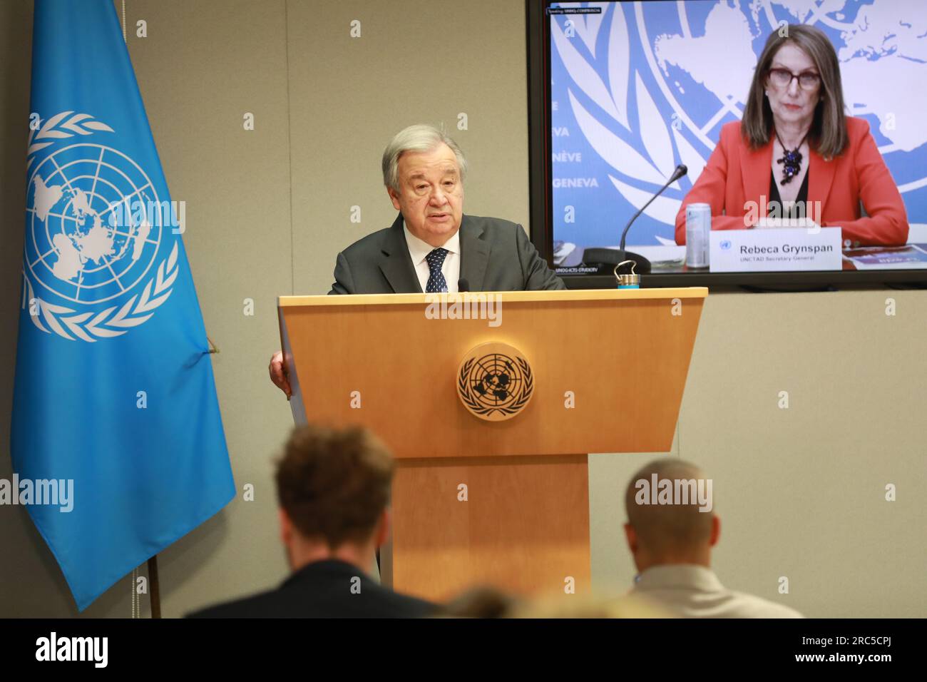 Nations Unies. 12 juillet 2023. Le Secrétaire général des Nations Unies Antonio Guterres (à la tribune) prend la parole lors du lancement d'un nouveau rapport du Groupe de réponse aux crises mondiales des Nations Unies intitulé « un monde de dette » au siège des Nations Unies à New York, le 12 juillet 2023. La crise de la dette qui se poursuit souligne la nécessité d'une action urgente pour réformer le système financier mondial, a déclaré M. Guterres mercredi. Crédit : XIe E/Xinhua/Alamy Live News Banque D'Images