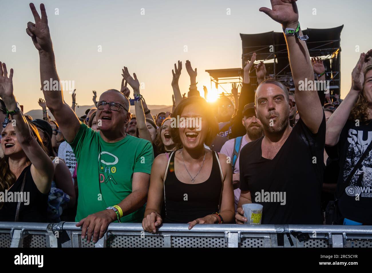 Trencin, Slovaquie. 07 juillet 2023. Une vue de la foule de fans pendant le coucher du soleil au Festival de Pohoda 2023 à l'aéroport Trencin. Le festival de Pohoda est le plus grand festival de musique en plein air en Slovaquie. (Photo Tomas Tkacik/SOPA Images/Sipa USA) crédit : SIPA USA/Alamy Live News Banque D'Images