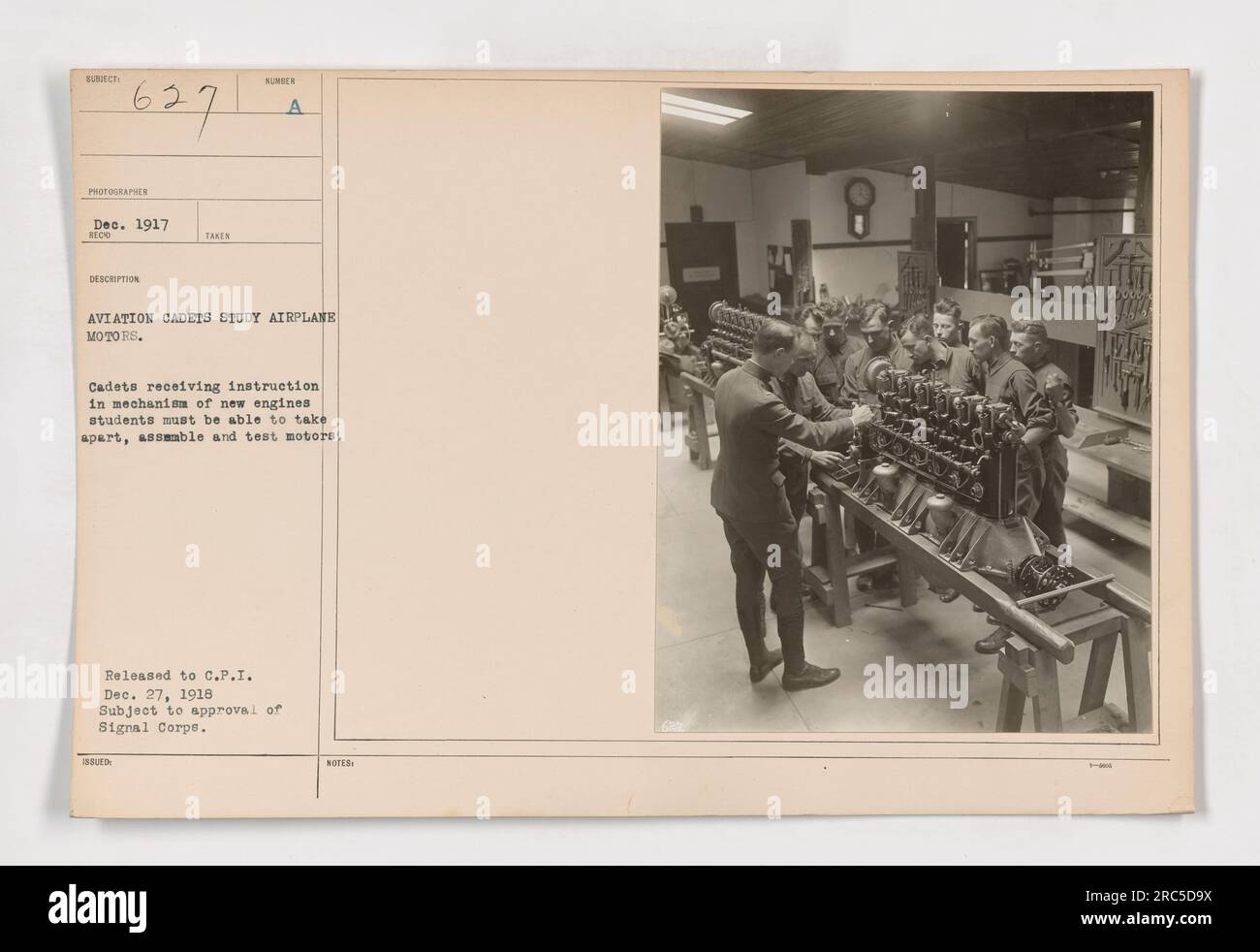 Cadets recevant des instructions sur les moteurs d'avion. Ils apprennent à démonter, assembler et tester les moteurs. Cette formation est cruciale pour leurs rôles futurs dans l'aviation pendant la première Guerre mondiale. La photographie a été prise en décembre 1917 par le photographe 'Dec.' et a été communiquée au C.P.I. le 27 décembre 1918. L'image est soumise à l'approbation du signal corps. Banque D'Images