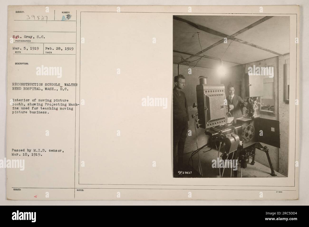 Intérieur d'une cabine de cinéma à l'hôpital Walter Reed à Washington, D.C. Il montre une machine de projection utilisée pour enseigner le commerce de l'image animée dans les écoles de reconstruction. Cette photo a été prise le 28 février 1919 par le sergent Gray. Il fait partie d'une série de photographies documentant les activités militaires américaines pendant la première Guerre mondiale. Banque D'Images