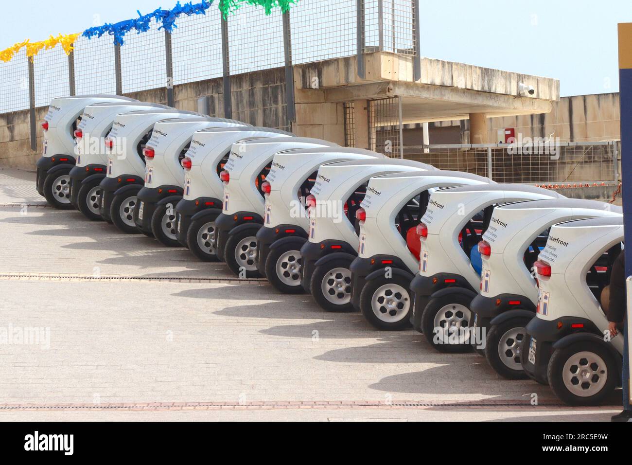 Une ligne de 12 quadricycles électriques Renault Twizy disponibles à la location, pouvant accueillir deux occupants assis en tandem, Valette, Malte, avril 2023. Banque D'Images