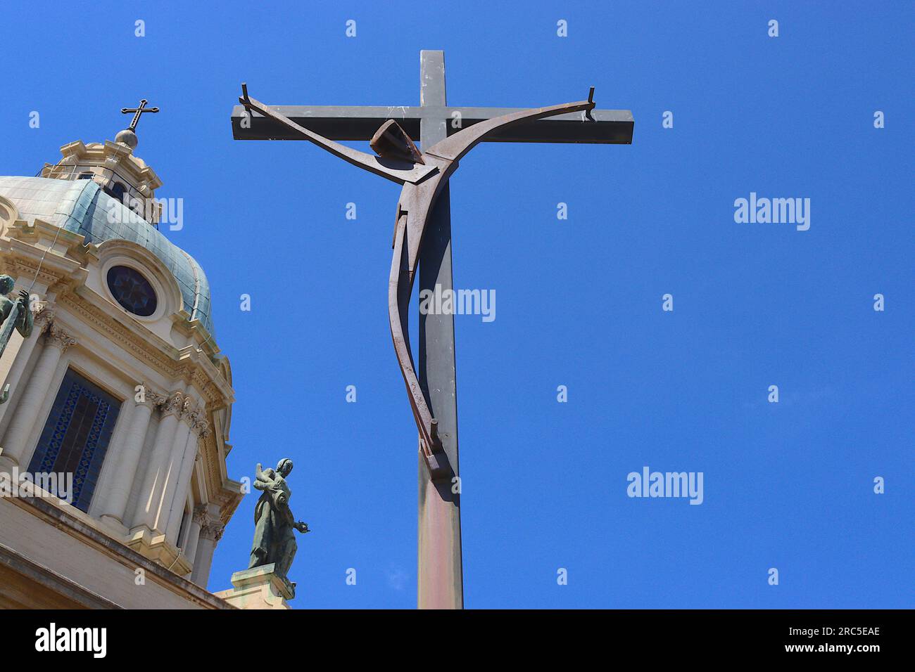 Monument stylisé en acier de la Crucifixion attribué au sculpteur Morganti, monté dans la zone d'observation en face de l'église du Christ Roi. Banque D'Images