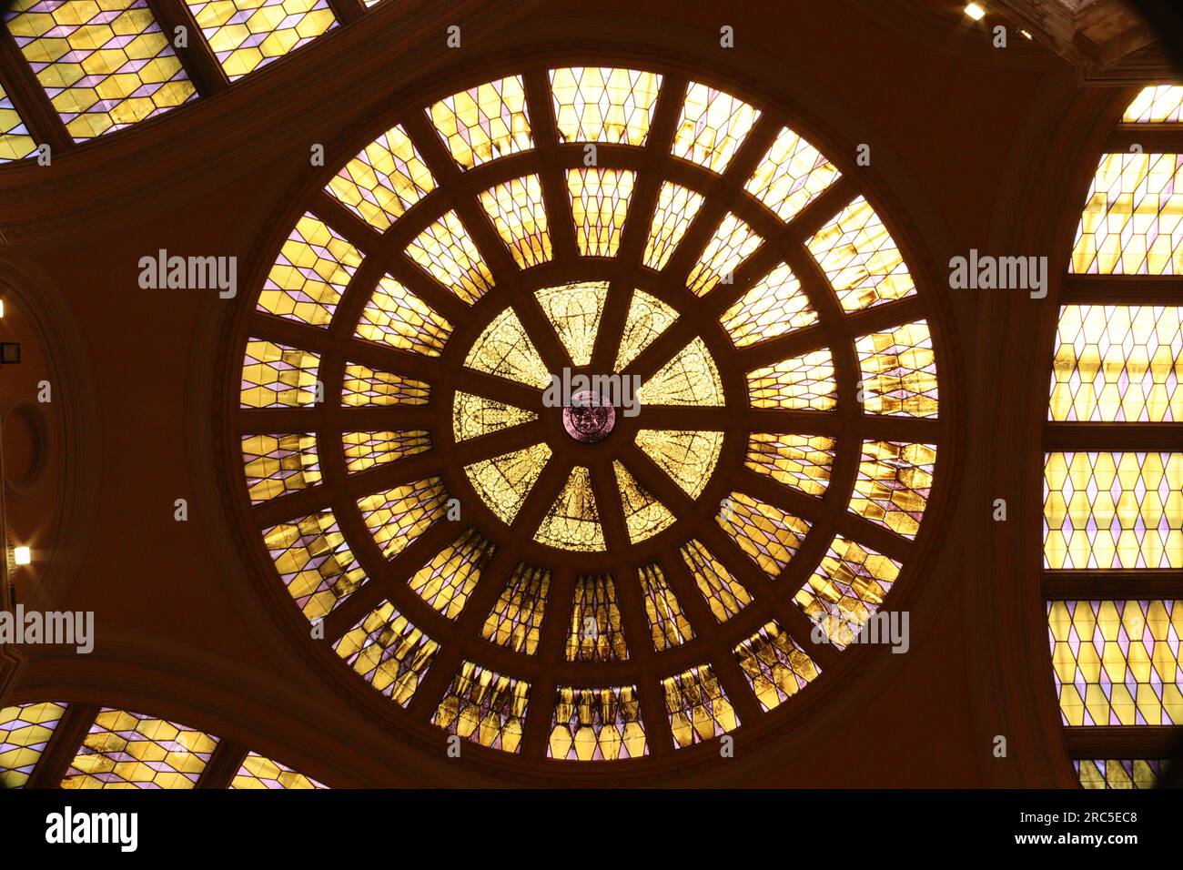 Galleria Vittorio Emamuel III, Messine, un bâtiment classé Art Nouveau en forme de « y » avec un toit voûté, décoré de vitraux, avril 2023. Banque D'Images