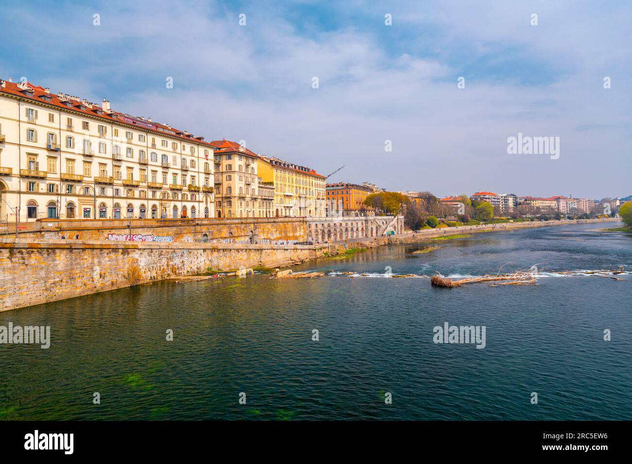 Turin, Italie - 27 mars 2022 : bâtiments entourant le fleuve Pô, le plus long fleuve d'Italie, Piémont, Turin, Italie. Banque D'Images