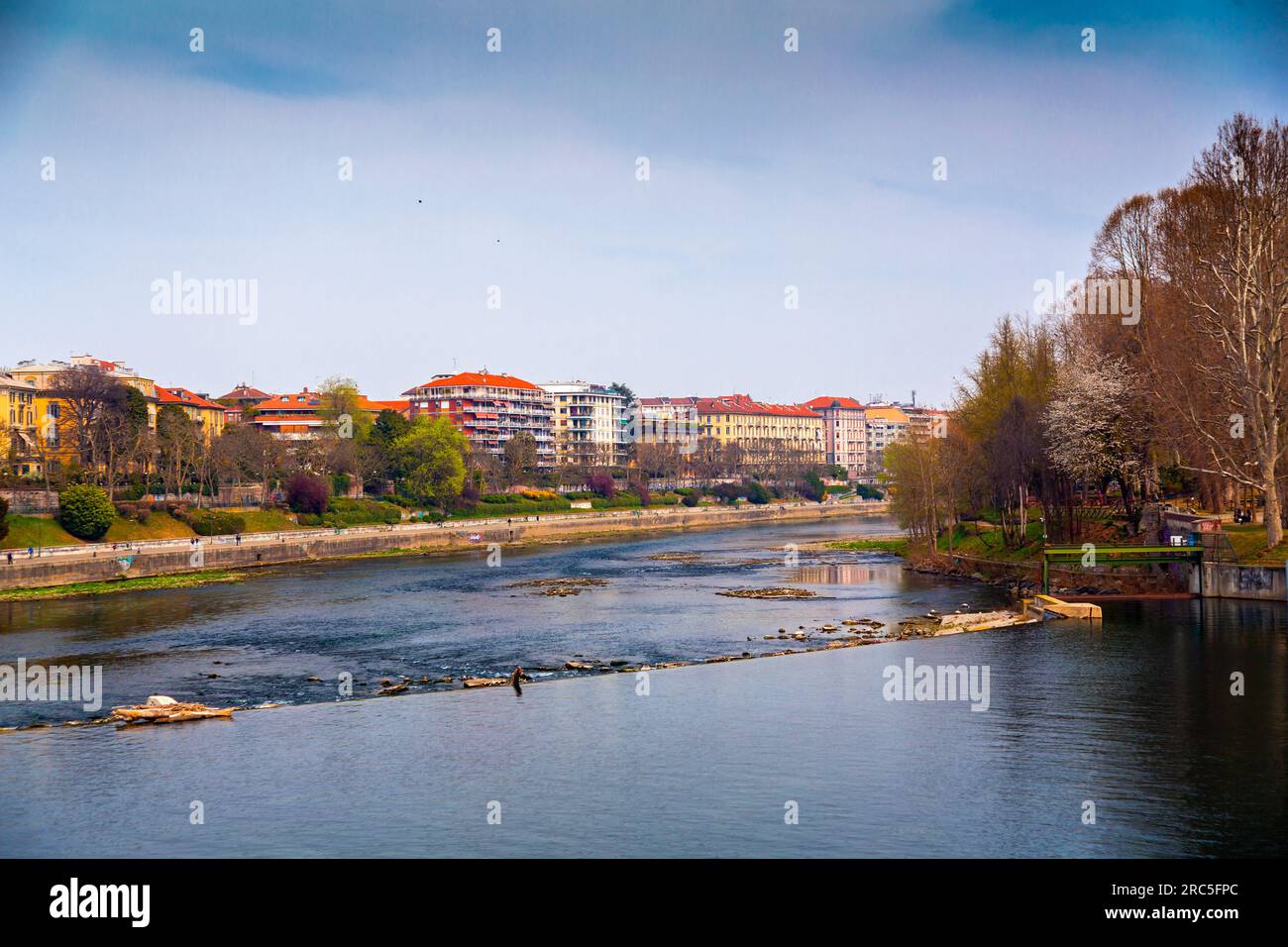 Turin, Italie - 27 mars 2022 : bâtiments entourant le fleuve Pô, le plus long fleuve d'Italie, Piémont, Turin, Italie. Banque D'Images