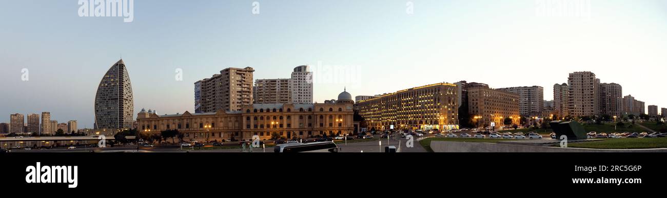 Bakou, Azerbaïdjan - 25 juin 2023 : vue imprenable sur l'architecture historique de la ville depuis le jardin du Centre artistique Haydar Aliyev Banque D'Images