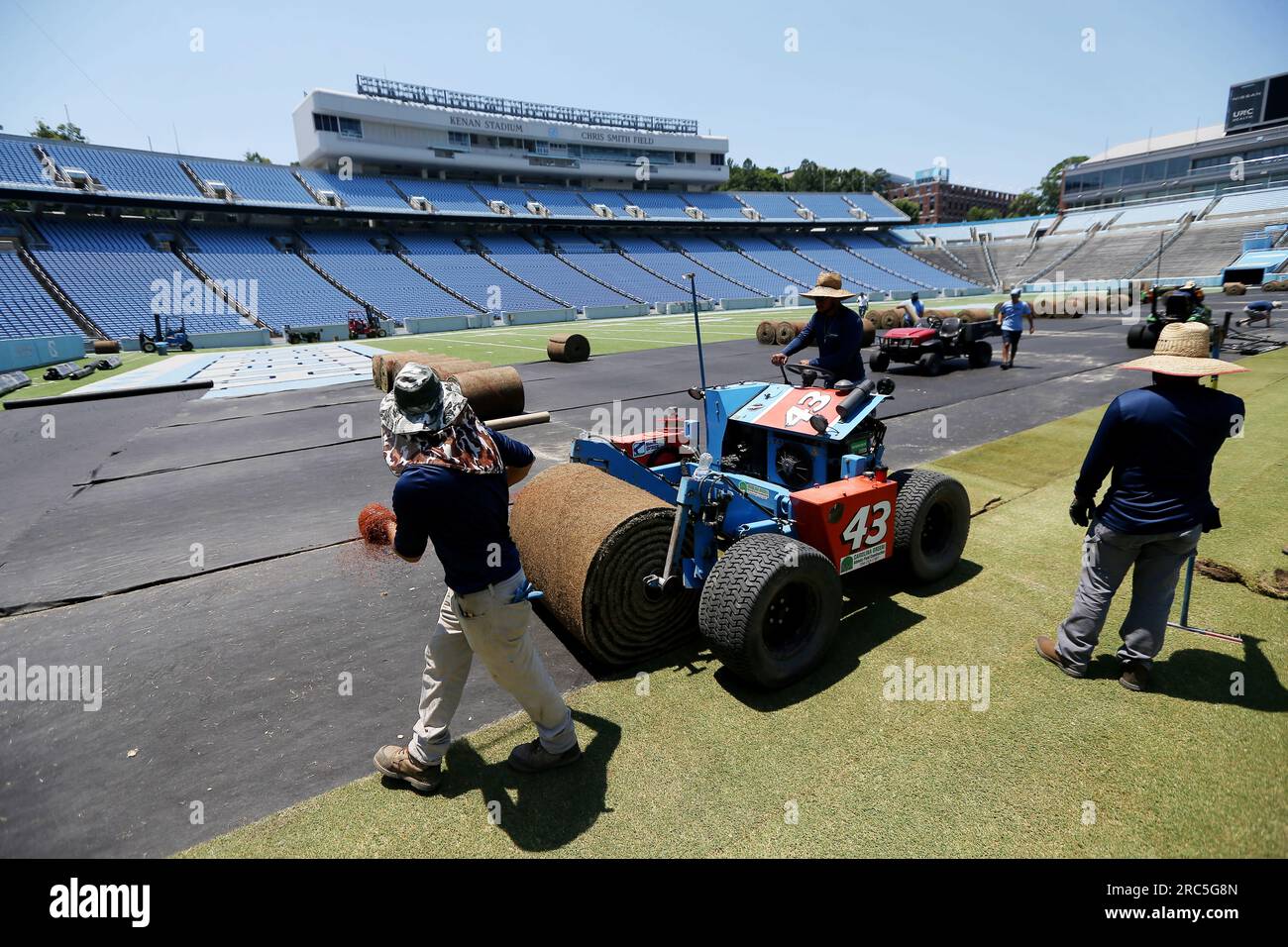 Chapel Hill, Caroline du Nord, États-Unis. 12 juillet 2023. Les équipes commencent à installer près de 100 000 000 pieds carrés de gazon frais sur le gazon du Kenan Stadium à Chapel Hill, en Caroline du Nord. Le terrain temporaire sera en place pour un match de football de la série FC à guichets fermés entre les European Powers Chelsea F.C. et Wrexham A.F.C. le mercredi 19 juillet. (Image de crédit : © Bob Karp/ZUMA Press Wire) USAGE ÉDITORIAL SEULEMENT! Non destiné à UN USAGE commercial ! Crédit : ZUMA Press, Inc./Alamy Live News Banque D'Images