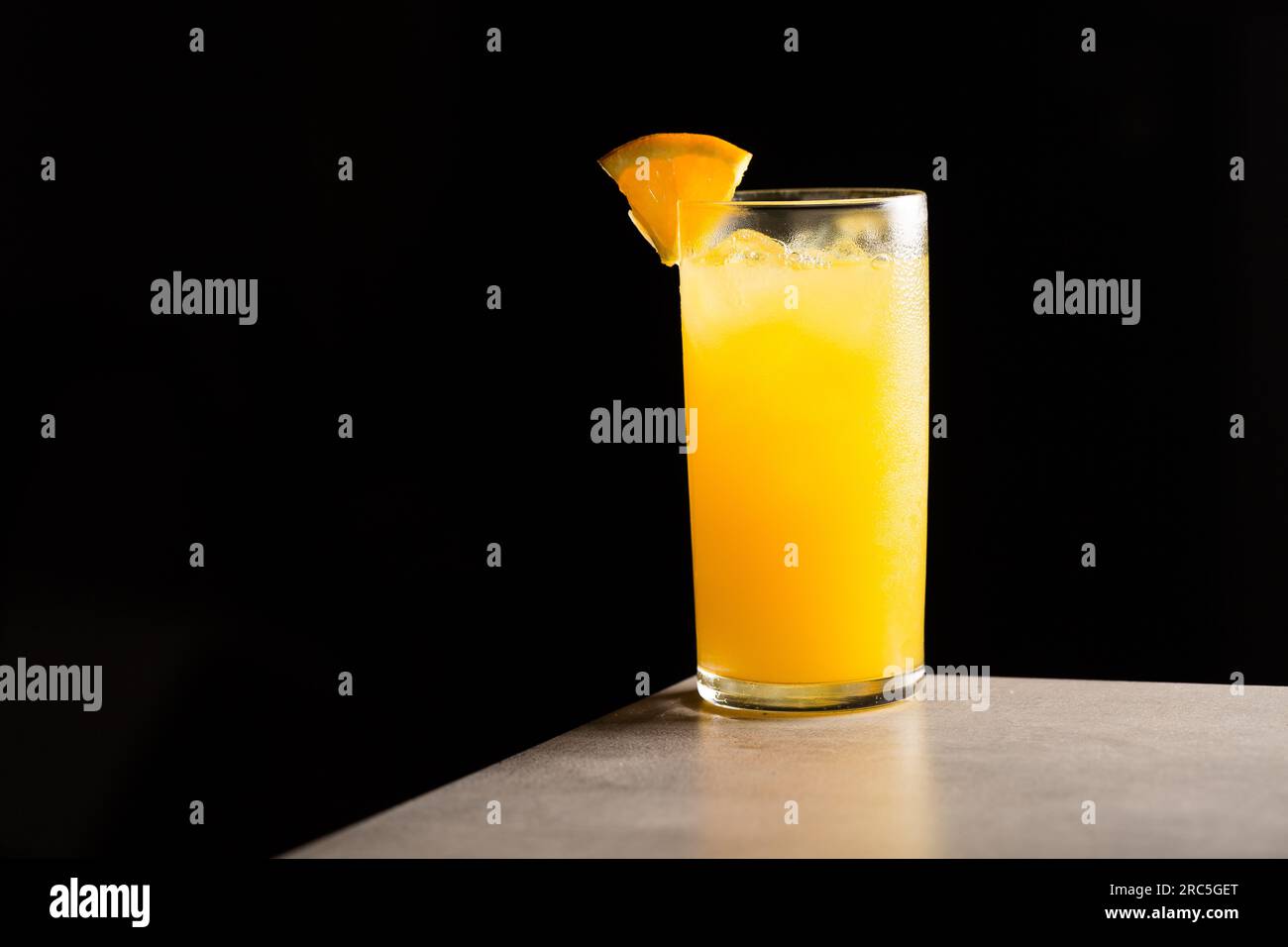 Tournevis maison cocktail vodka rafraîchissante, jus d'orange frais, sirop et amers d'orange, garnir de tranche d'orange Banque D'Images