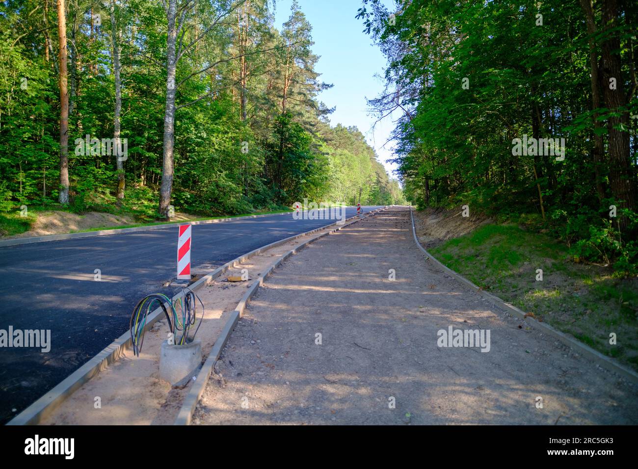 une nouvelle route asphaltée a été construite. construction de nouvelles routes. amélioration du trafic en milieu urbain. Banque D'Images