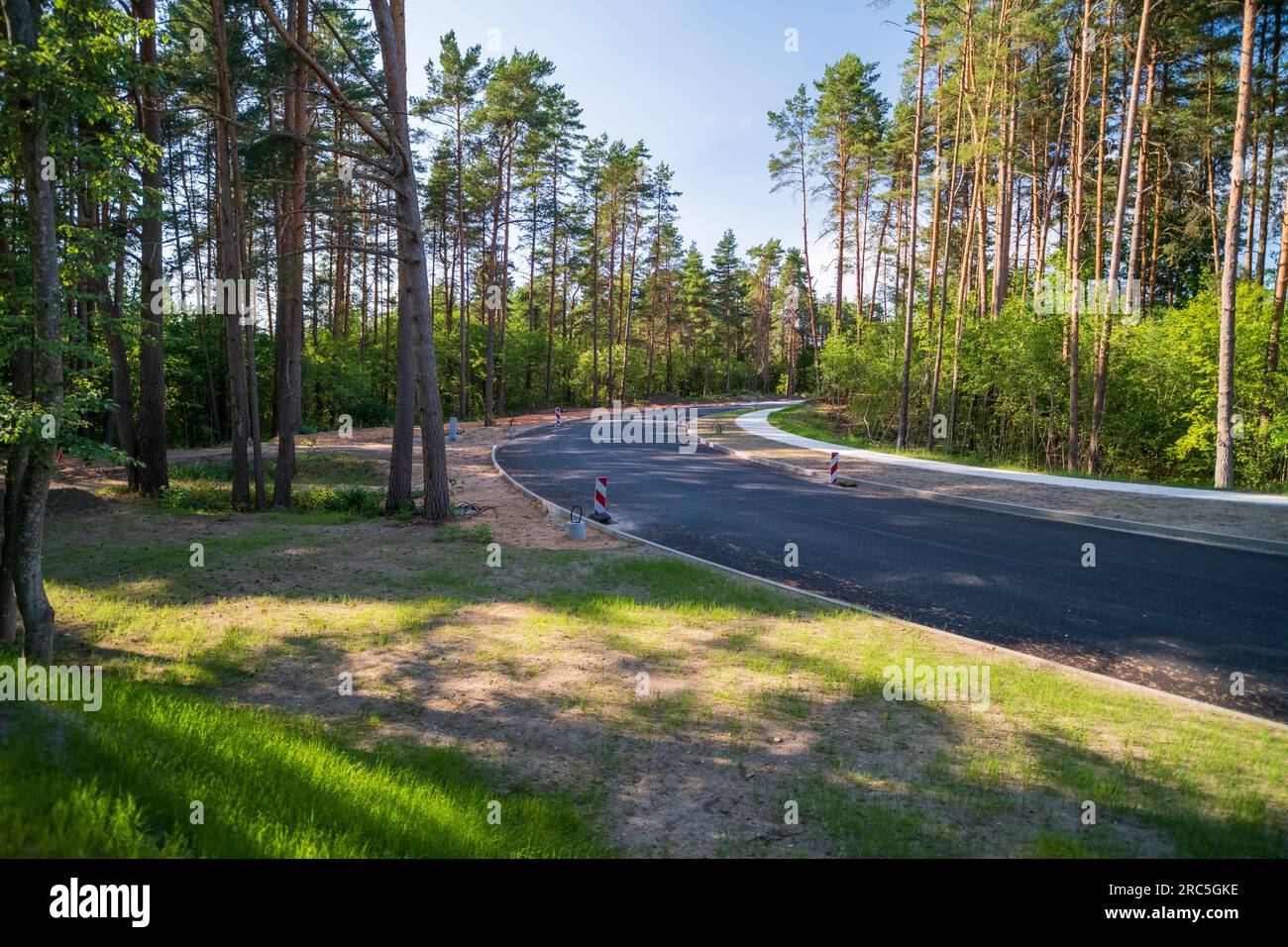 une nouvelle route asphaltée a été construite. construction de nouvelles routes. amélioration du trafic en milieu urbain. Banque D'Images