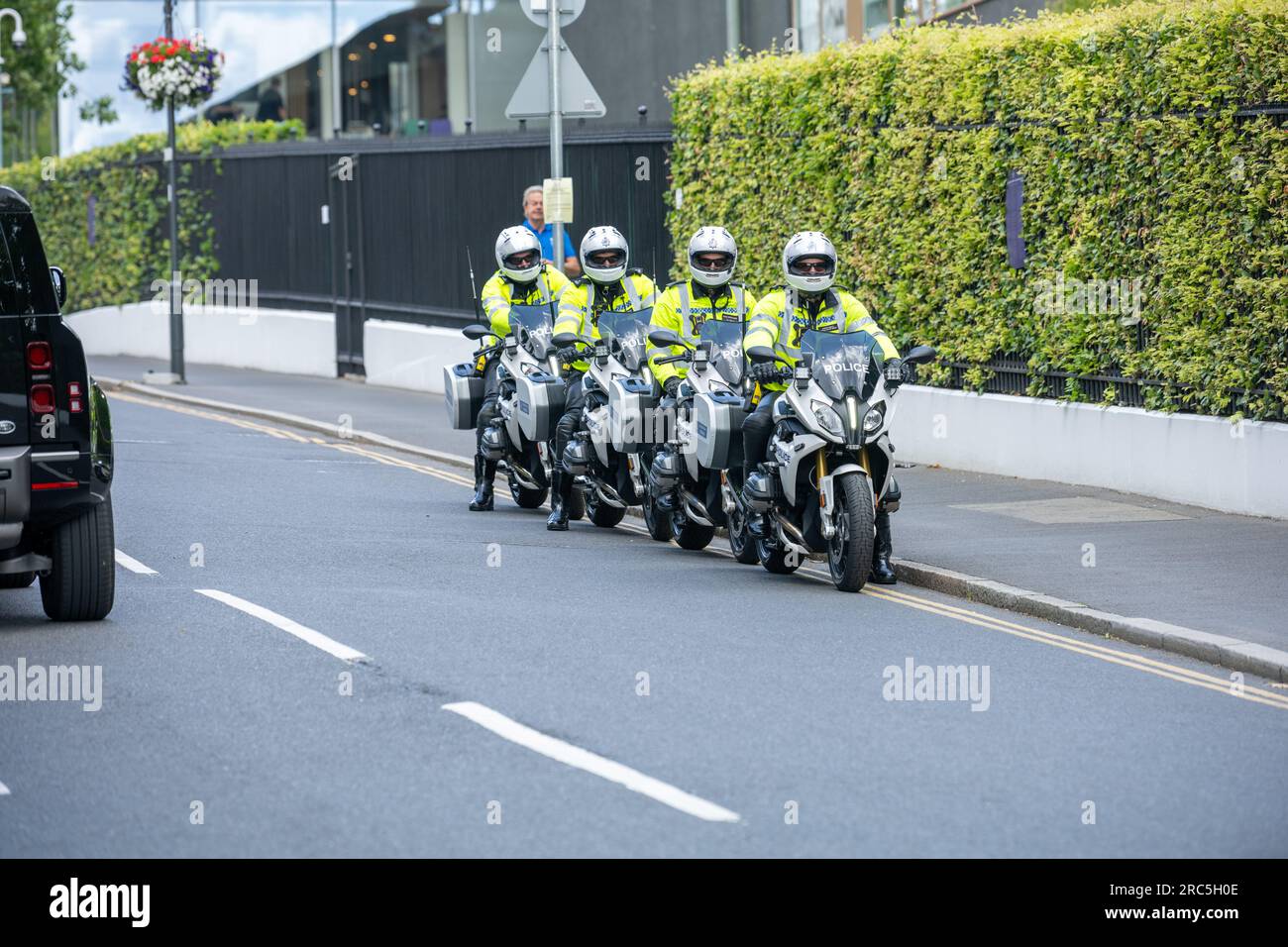 Londres, Royaume-Uni. 13 juillet 2023. Grandes files d'attente au sein du All England Lawn tennis Club, Wimbledon pendant le tennis. Le groupe d'escorte spéciale de la police métropolitaine attend un crédit VIP : Ian Davidson/Alamy Live News Banque D'Images