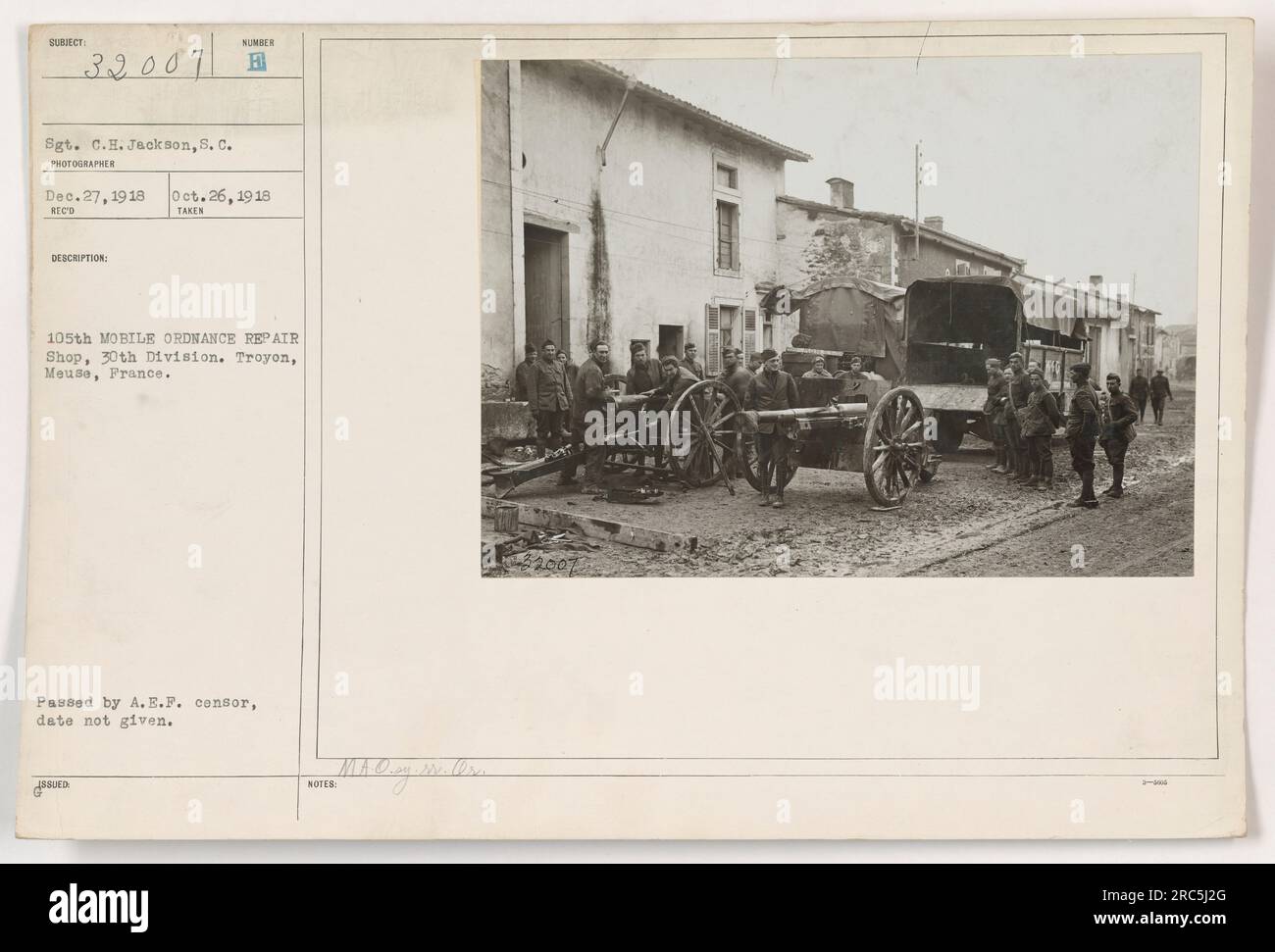 Sergent C.H. Jackson du 105e atelier DE RÉPARATION D'ENGINS MOBILES, 30e division, est vu sur cette photographie prise le 26 octobre 1918 à Troyon, Meuse, France. L'image a été prise par LE PHOTOGRAPHE de S. C. le 27 décembre 1918. Le sujet a été approuvé par le censeur de l'A.E.F. bien que la date exacte de l'approbation ne soit pas fournie. Banque D'Images