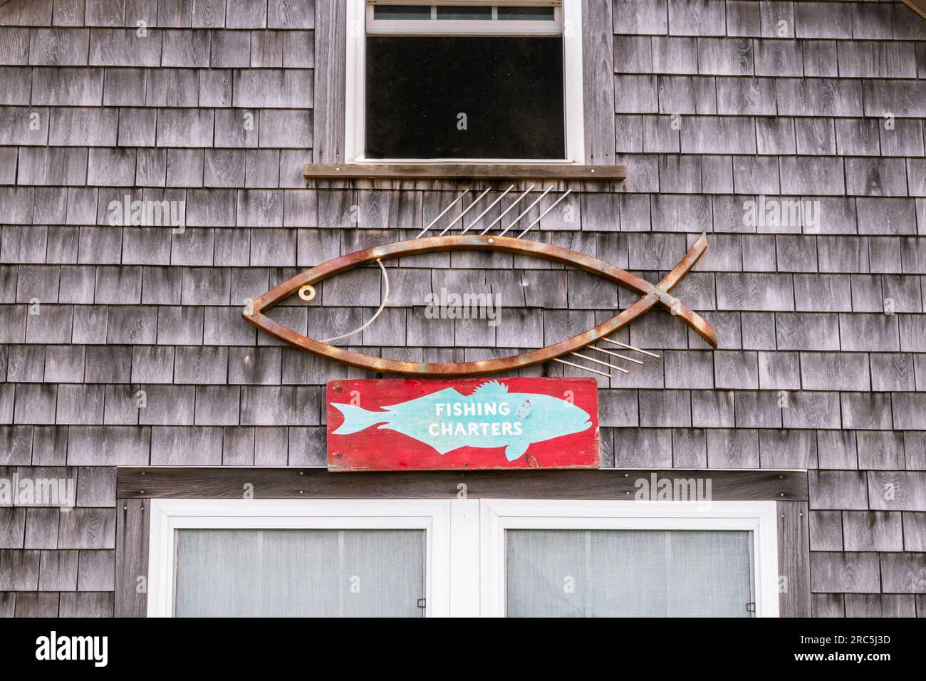 Menemsha, Chilmark, Martha's Vineyard, Massachusetts, États-Unis-juillet 26, 2022 : pittoresque bâtiment rustique patiné en bardeaux gris dans le village de pêcheurs emblématique avec Banque D'Images