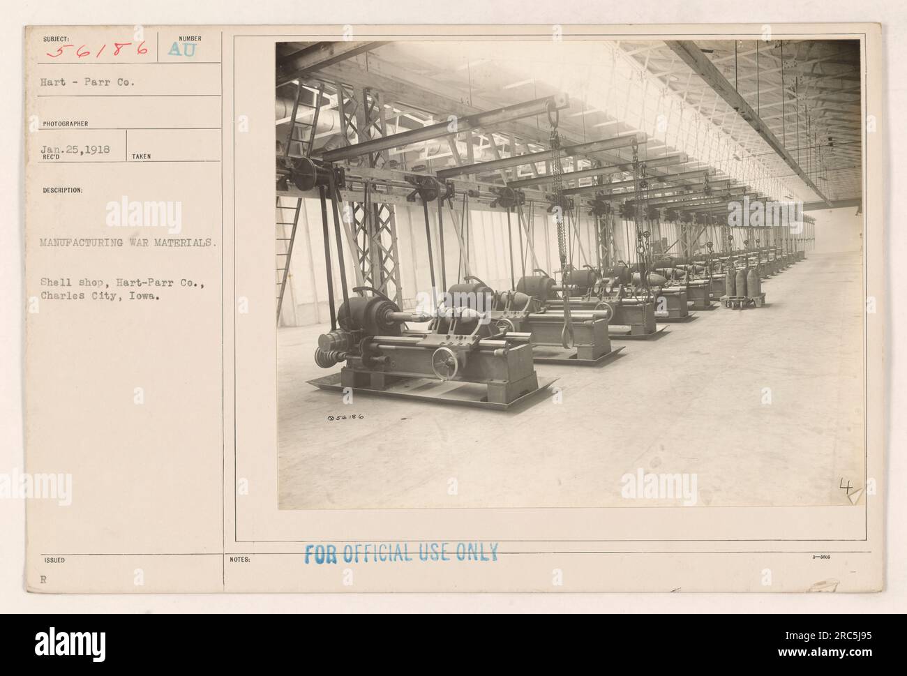 Les ouvriers de l'atelier de fabrication de coquillages Hart-Parr Co. À Charles City, Iowa, fabriquent des matériaux de guerre pendant la première Guerre mondiale. Cette photographie, prise le 25 janvier 1918, montre la production d'obus à usage militaire. L'image fait partie de la collection 'photographies des activités militaires américaines pendant la première Guerre mondiale.' Banque D'Images