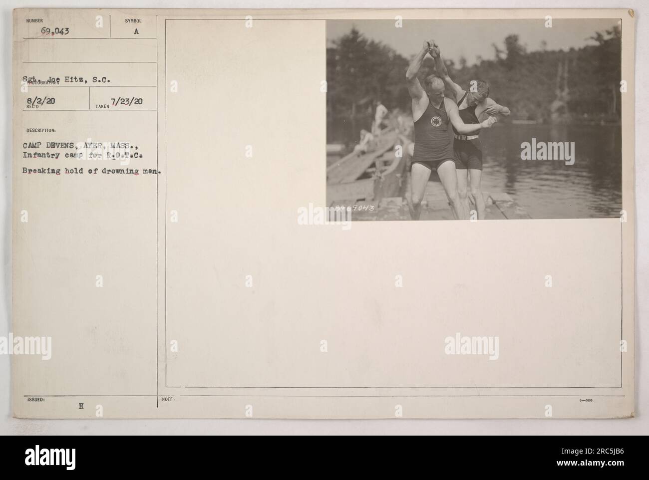 Soldats en formation au Camp Devens, Ayer, Massachusetts, brisant l'emprise d'un homme qui se noie. Cet incident particulier a eu lieu le 23 juillet 1920. La photographie, étiquetée '188UED', montre l'action héroïque des soldats au camp d'infanterie pour R.O.T.C. Banque D'Images