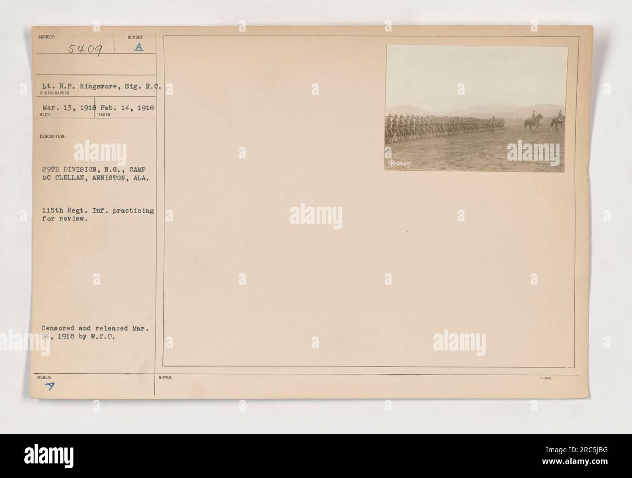 Des soldats du 115th Regiment Infantry de la 29th Division, National Guard, sont vus ici s'entraîner pour une revue au camp McClellan à Anniston, Alabama. La photographie a été prise le 14 février 1918 par le lieutenant H.P. Kingemore du signal corps. Il a été censuré et publié le 14 mars 1918 par W.C.D. Banque D'Images
